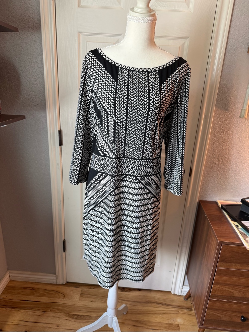 Max Studio Black and White Geometric Long Sleeve Dress